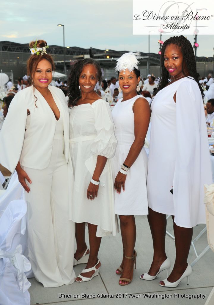 What to Wear to Diner en Blanc: Your Guide to the Secret All-White Dinner  Party